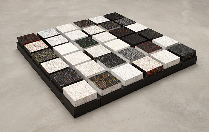 Susanne Lyner, 2011_01 le blanc, le noir et les autres, 36 x 20 x 20 cm, Bodeninstallation, Acryl gespritzt auf Holz