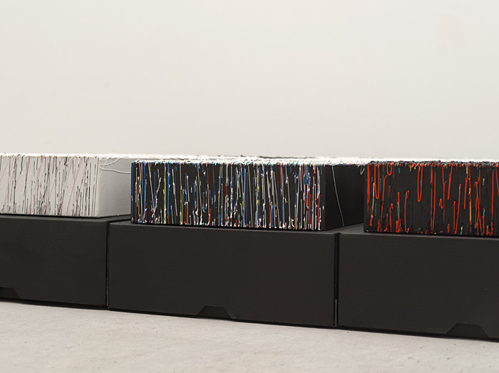 Susanne Lyner, 2011_01 le blanc, le noir et les autres, Details, 36 x 20 x 20 cm, Bodeninstallation, Acryl gespritzt auf Holz