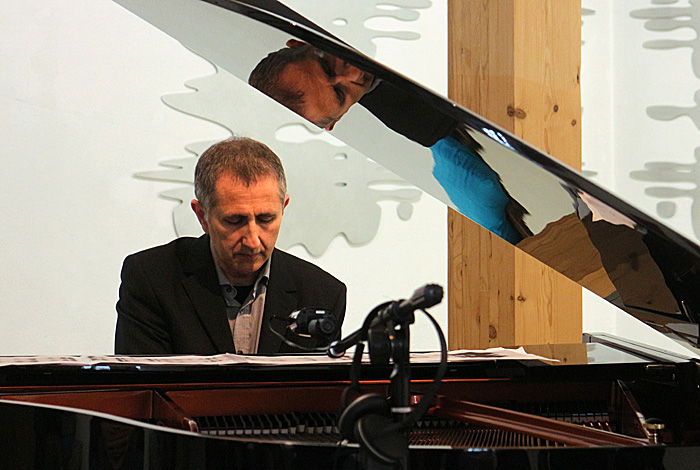 Der Maler und Musiker Nikola Dimitrov spielt Farb-Form-Klang-Improvisationen zur Ausstellungseröffnung von Susanne Lyner und Jürg Stäuble Der Maler und Musiker Nikola Dimitrov spielt Farb-Form-Klang-Improvisationen zur Ausstellungseröffnung von Susanne Lyner und Jürg Stäuble